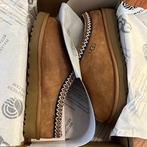 NIB Ugg Tasman size 9 in chestnut